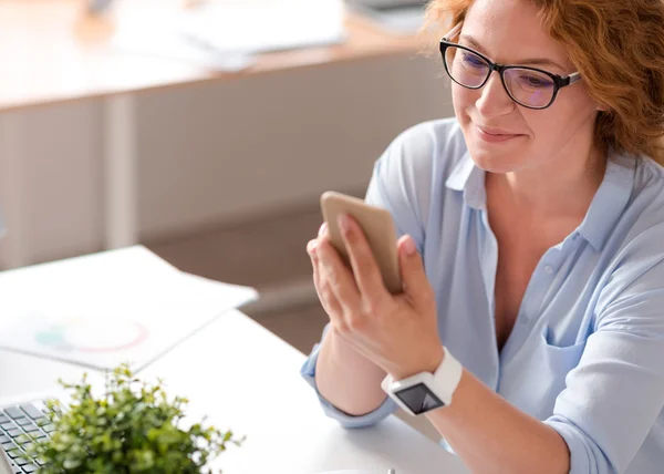 Mujer encantada usando el teléfono celular — Foto de Stock