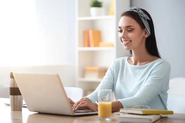 Mujer alegre usando portátil —  Fotos de Stock