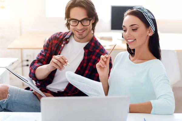 Glada kollegor diskuterar projektet. — Stockfoto