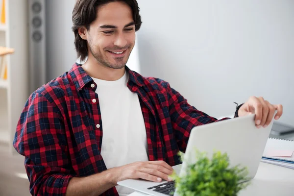 Positieve man met laptop — Stockfoto