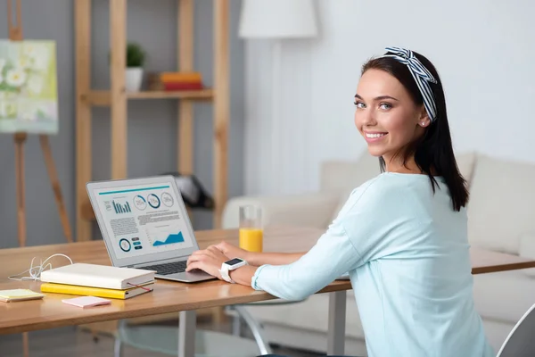 Mujer positiva trabajando en el portátil — Foto de Stock