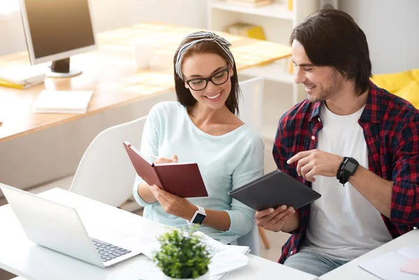 Angenehme Zusammenarbeit der Kollegen — Stockfoto