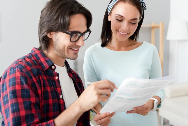 Lächelnde Kollegen diskutieren Projekt — Stockfoto