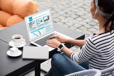 Hoş kadın laptop haber okuma