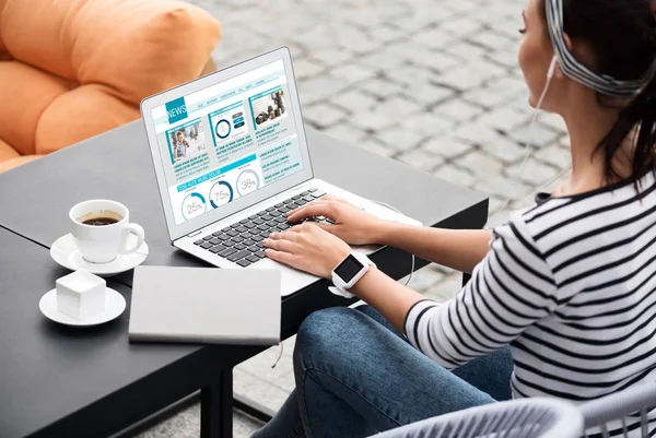 Pleasant woman reading news on laptop — Stock Photo, Image