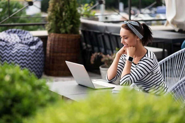 Mujer sonriente usando portátil —  Fotos de Stock