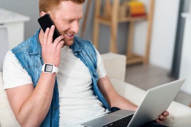 Cep telefonuyla konuşan neşeli adam