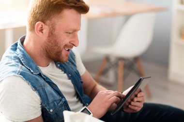 Kanepede dinlenen hoş adam