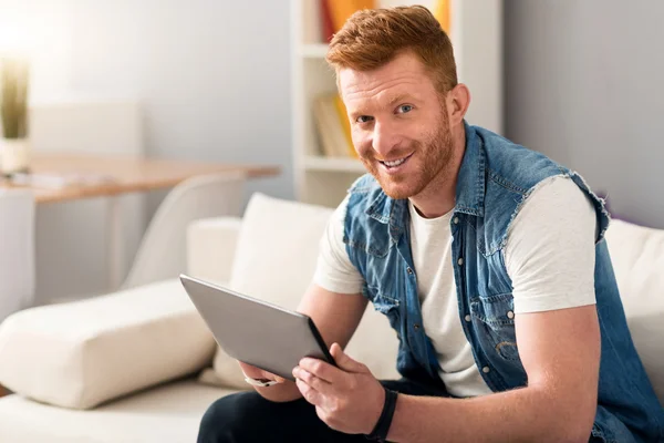 Positieve man zittend op de Bank — Stockfoto