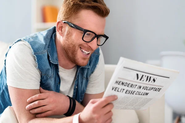 Neşeli adam gazete okuyor — Stok fotoğraf