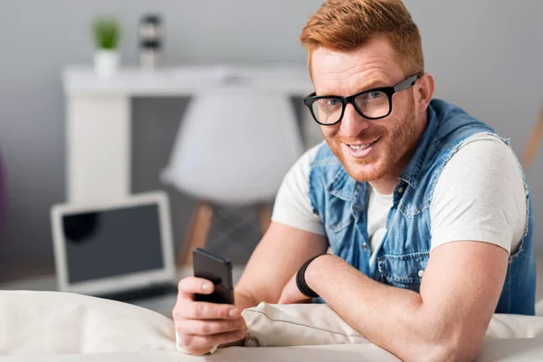 Encantado homem bonito segurando celular — Fotografia de Stock