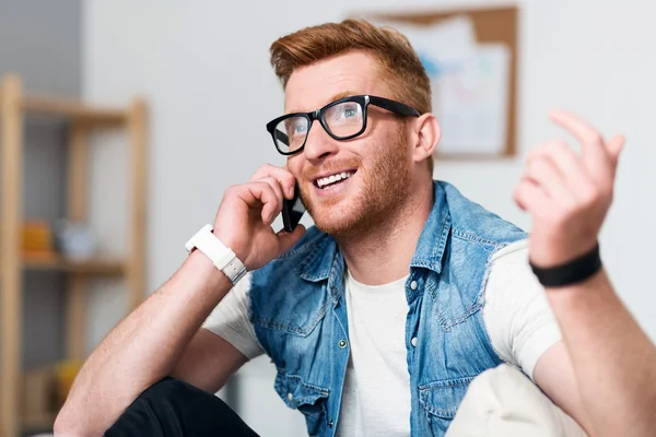 Glada mannen talar på mobiltelefon — Stockfoto