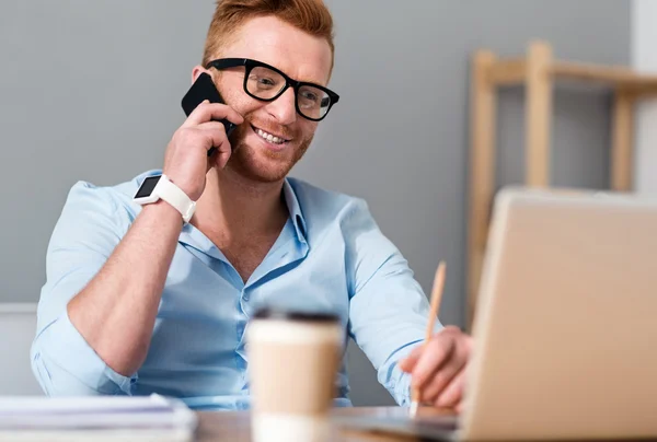 Cheerful man talking on cell phone — Stock Photo, Image