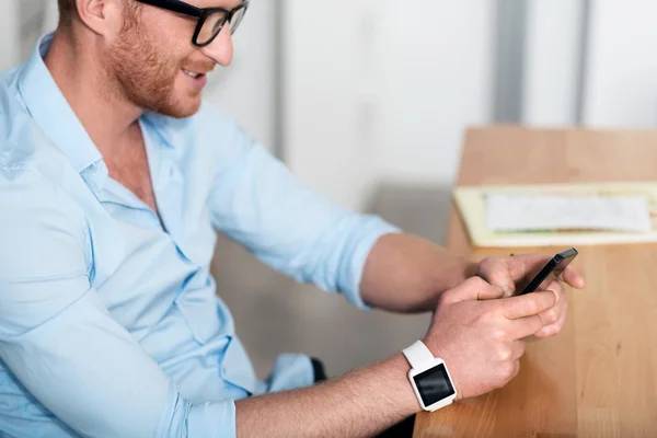 Homem positivo usando telefone celular — Fotografia de Stock