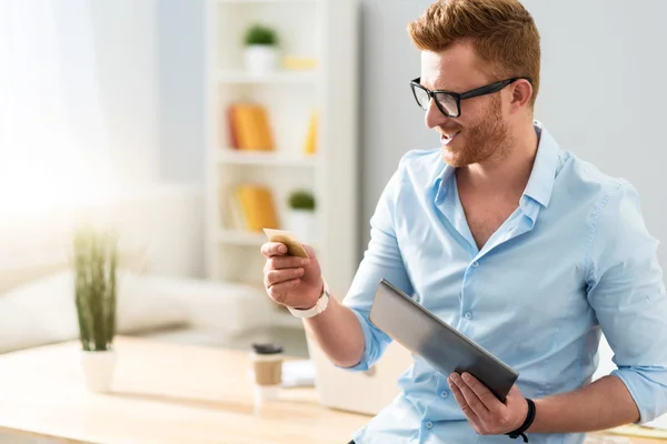 Hombre alegre sosteniendo tarjeta de crédito —  Fotos de Stock