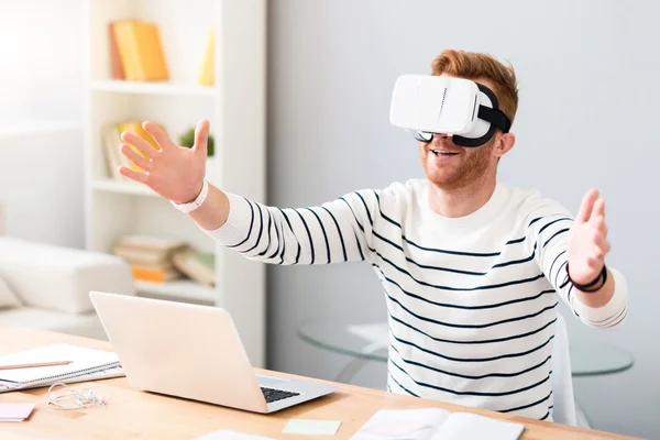 Homem alegre usando dispositivo de realidade virtual — Fotografia de Stock