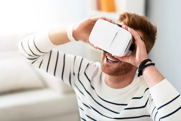 Homem positivo usando dispositivo de realidade virtual . — Fotografia de Stock