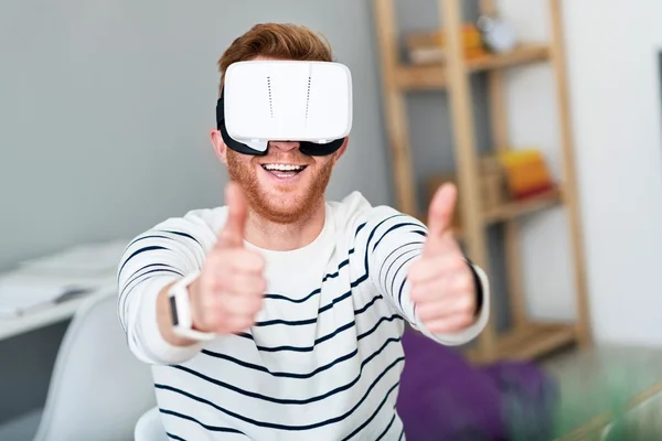 Radosny człowiek za pomocą urządzenia wirtualnej rzeczywistości — Zdjęcie stockowe