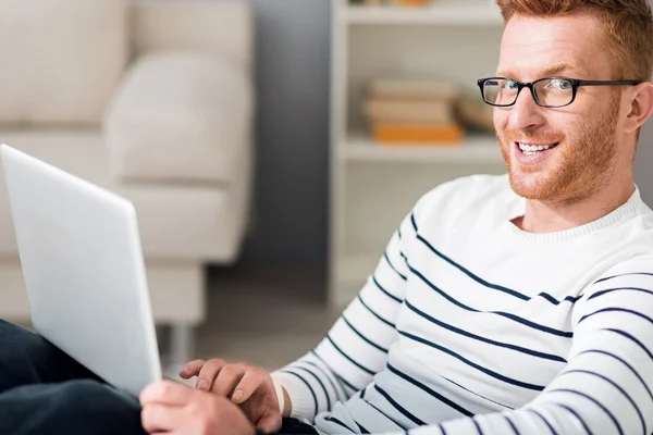 El hombre positivo usando el ordenador portátil — Foto de Stock