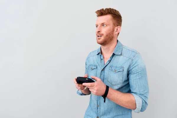 Щасливий чоловік грає у відеоігри — стокове фото