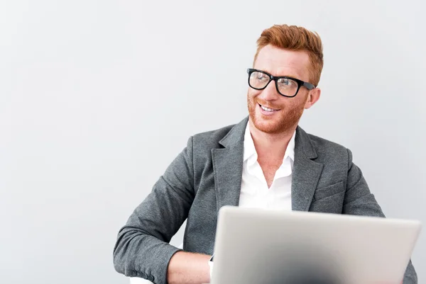 Hombre alegre usando el ordenador portátil —  Fotos de Stock