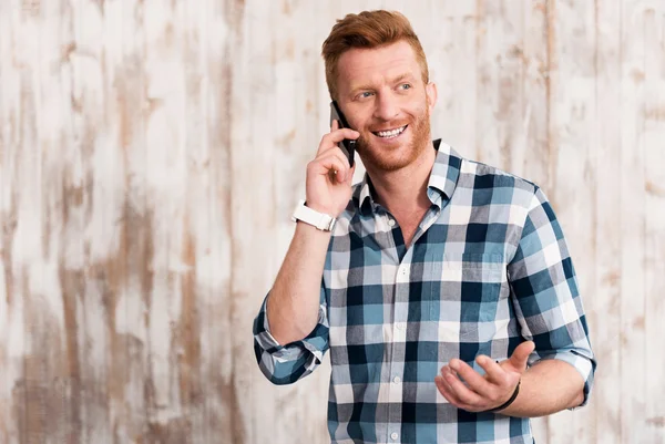 Hombre alegre hablando por teléfono inteligente —  Fotos de Stock