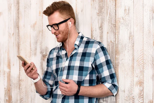 Cheerful man listening to music — Stock Photo, Image