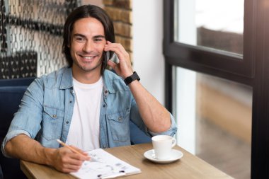 Masada oturan neşeli adam