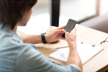 Cep telefonu kullanan hoş adam