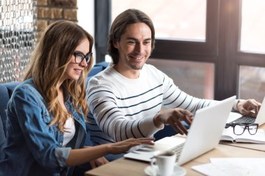 Masada oturan hoş arkadaşları