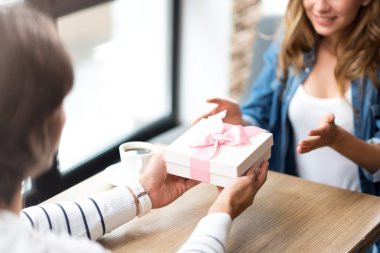 Kafede oturan hoş sevgi dolu Çift