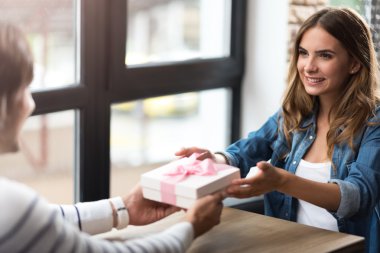 Sevgi dolu çift kafede oturan