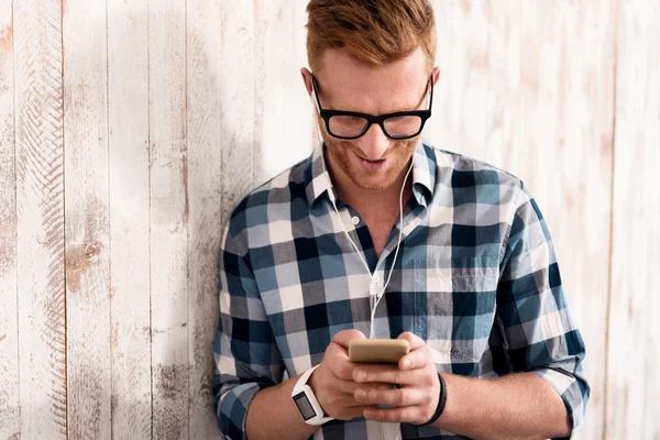 Homem positivo usando telefone celular — Fotografia de Stock