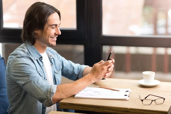 Homem alegre usando telefone celular — Fotografia de Stock