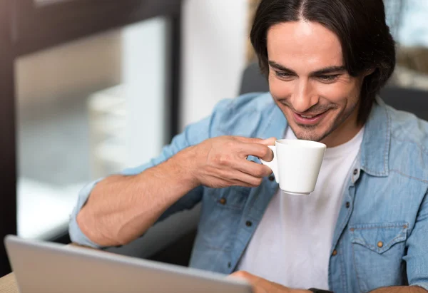 Un homme positif buvant du café — Photo