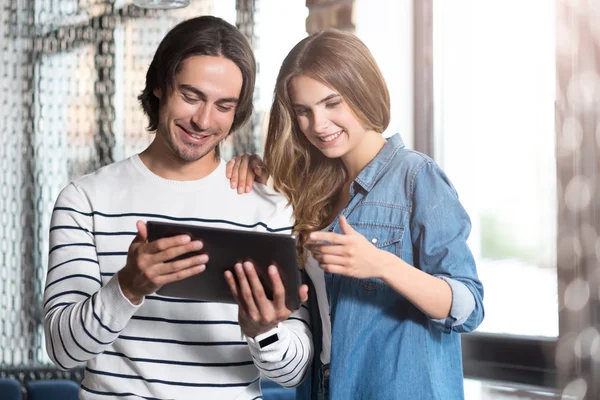 Cheerful couple using laptop — Stock Photo, Image