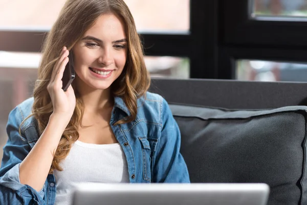 Donna allegra che parla sul cellulare — Foto Stock