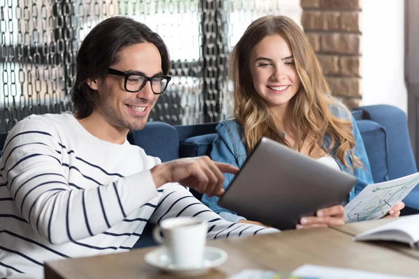 Colegas alegres usando tablet — Fotografia de Stock