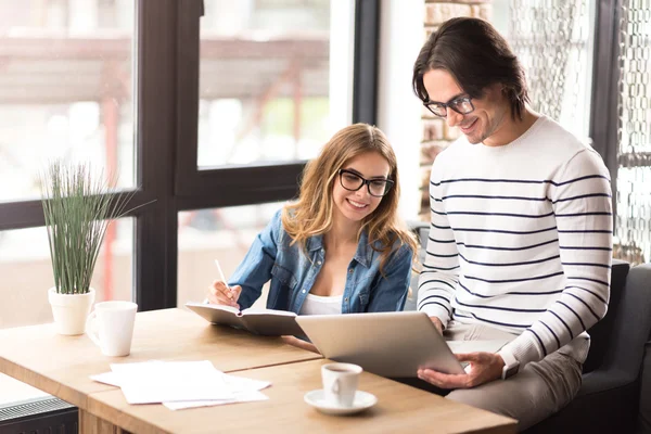 Positiva kollegor arbetar med projektet — Stockfoto