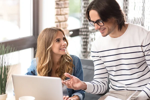 Colleghi positivi che discutono del progetto — Foto Stock