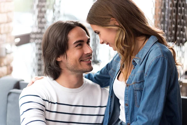 Verliefde paar rusten in het café — Stockfoto