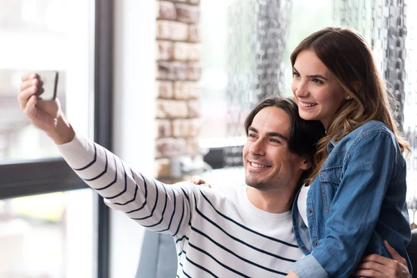 Cheerful couple making selfies — Stock Photo, Image