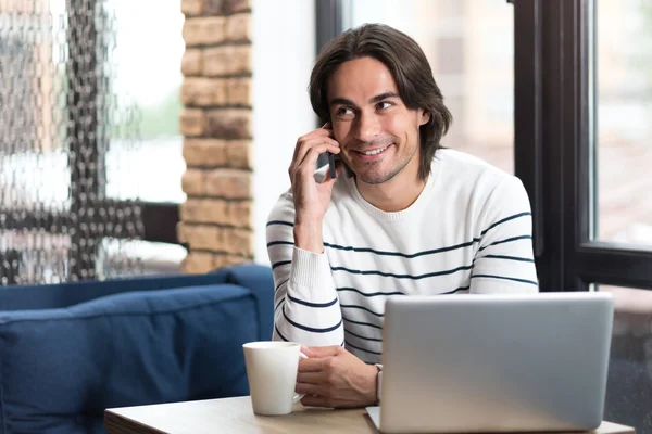 Cheerful man talking on cell phone — Stock Photo, Image