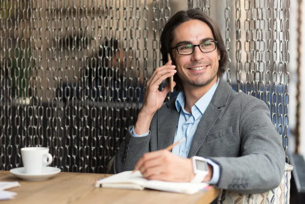 Hombre positivo hablando por teléfono celular —  Fotos de Stock