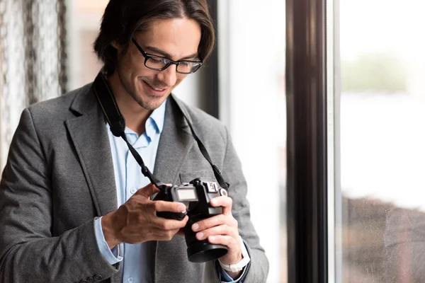 Cheerful man holding photo camera — Stock Photo, Image