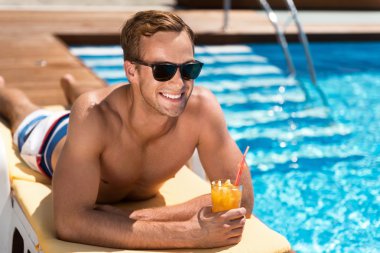 Şezlongda yatan pozitif yakışıklı adam