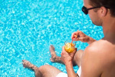 Hoş adam kokteyl içme.