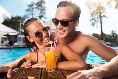 Aşırı sevinçli çift içme kokteyli