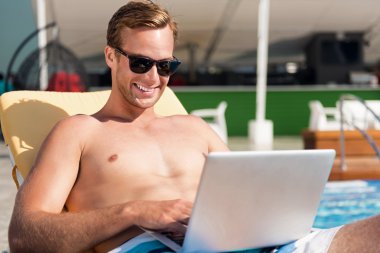 Dizüstü bilgisayar kullanan olumlu adam