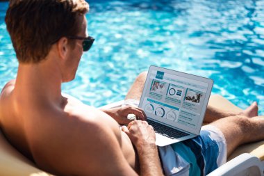 Hoş adam internette sörf